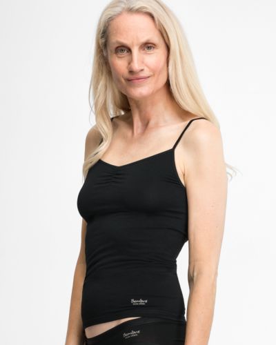 Model trägt Hemd in schwarz aus der Serie Swenja, Ansicht von vorne.