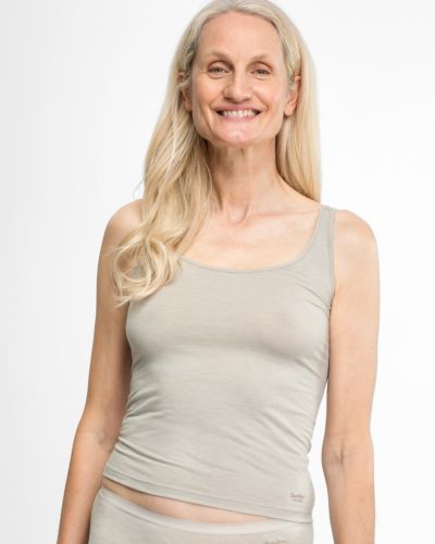 Model trägt Achselhemd in ginger mélé aus der Serie Swenja, Ansicht von vorne.