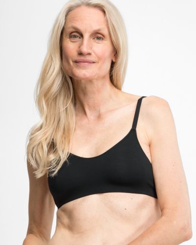 Model trägt Soft BH gemoldet in schwarz aus der Serie Sally, Ansicht von vorne.