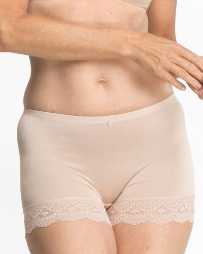 Model trägt Pant in honey aus der Serie Stella, Ansicht von vorne.