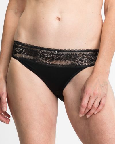 Model trägt Bikinislip in schwarz aus der Serie Silvana, Ansicht von vorne.