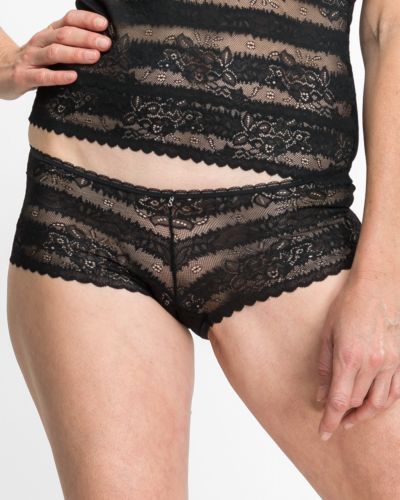 Model trägt Pant in schwarz aus der Serie Silvana, Ansicht von vorne.