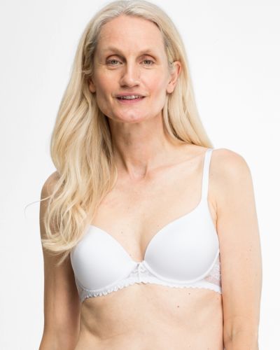 Model trägt Schalen BH mit Bügel in weiß aus der Serie Silvana, Ansicht von vorne.