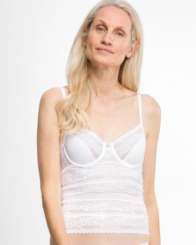 Model trägt Bügel BH Hemd in weiß aus der Serie Silvana, Ansicht von vorne.