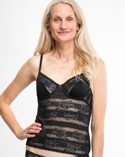 Model trägt Bügel BH Hemd in schwarz aus der Serie Silvana, Ansicht von vorne.