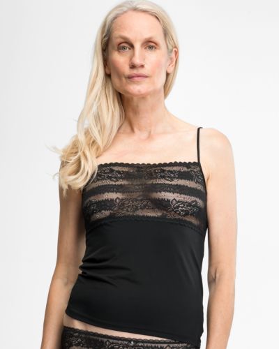 Model trägt Hemd in schwarz aus der Serie Silvana, Ansicht von vorne.