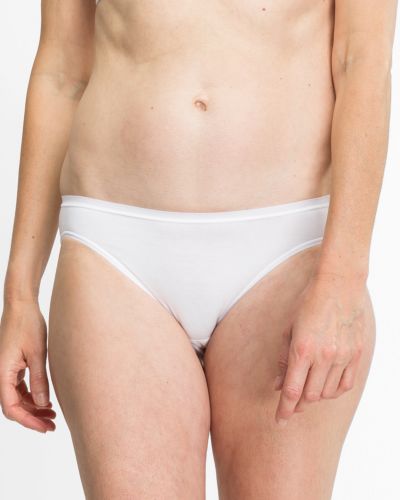 Model trägt Jazzpant in weiß aus der Serie Sally, Ansicht von vorne.