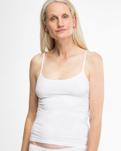 Model trägt Hemd in weiß aus der Serie Sally, Ansicht von vorne.