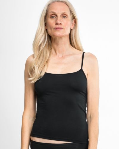 Model trägt Hemd in schwarz aus der Serie Sally, Ansicht von vorne.