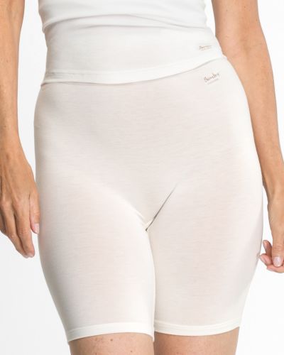 Model trägt Longpant in elfenbein aus der Serie Swenja, Ansicht von vorne.