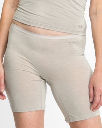 Model trägt Longpant in ginger mélé aus der Serie Swenja, Ansicht von vorne.