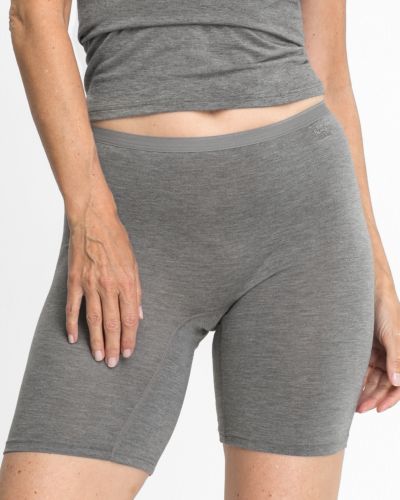 Model trägt Longpant in grau mélé aus der Serie Swenja, Ansicht von vorne.