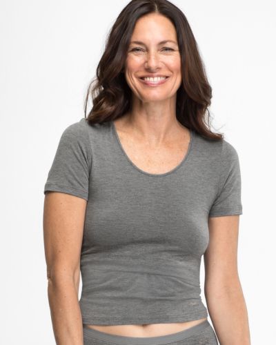 Model trägt Hemd 1/4 Arm in grau mélé aus der Serie Swenja, Ansicht von vorne.