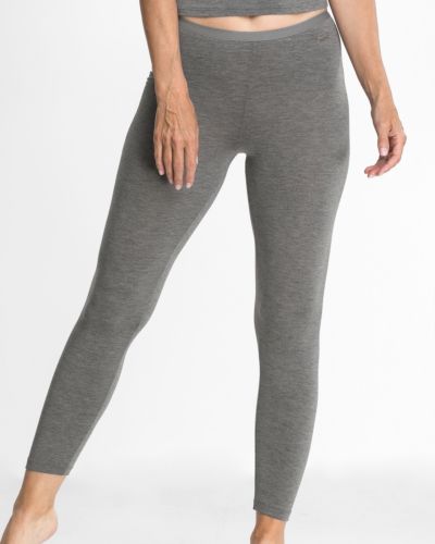 Model trägt Lange Hose in grau mélé aus der Serie Swenja, Ansicht von vorne.