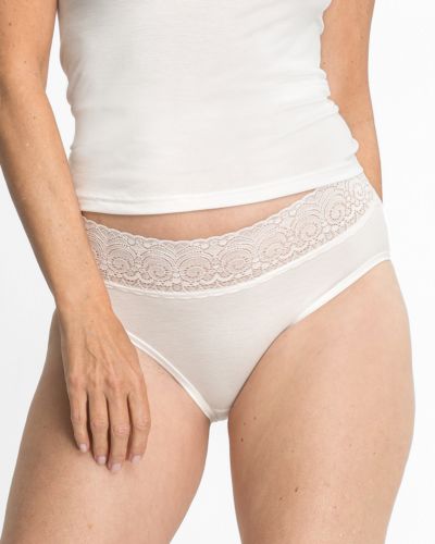 Model trägt Midislip in elfenbein aus der Serie Sofia Lace, Ansicht von vorne.