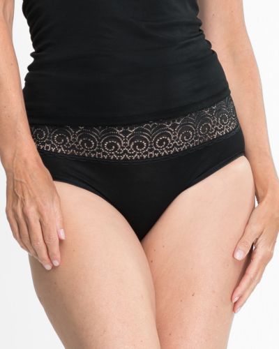 Model trägt Midislip in schwarz aus der Serie Sofia Lace, Ansicht von vorne.