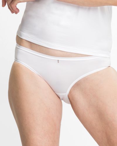 Model trägt Bikinislip in weiß aus der Serie Sidney, Ansicht von vorne.