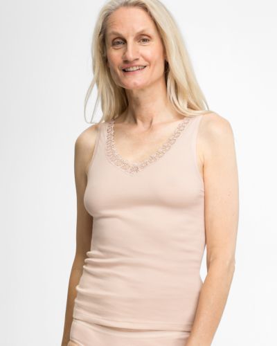 Model trägt Achselhemd in honey aus der Serie Silke, Ansicht von vorne.