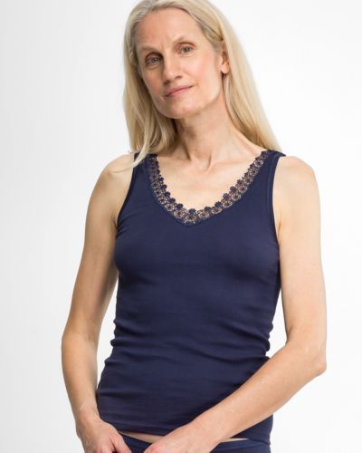 Model trägt Achselhemd in blueberry aus der Serie Silke, Ansicht von vorne.