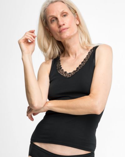 Model trägt Achselhemd in schwarz aus der Serie Silke, Ansicht von vorne.