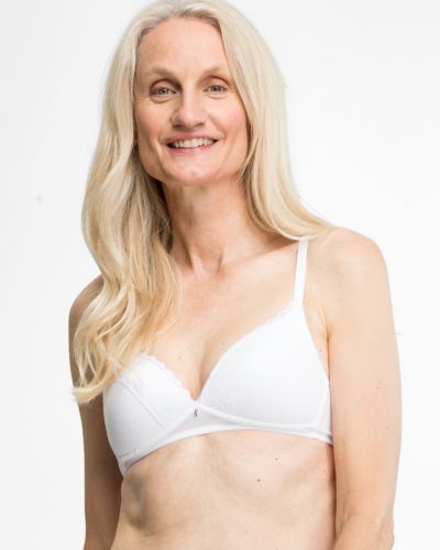 Model trägt Schalen BH Triangle in weiß aus der Serie Smilla, Ansicht von vorne.