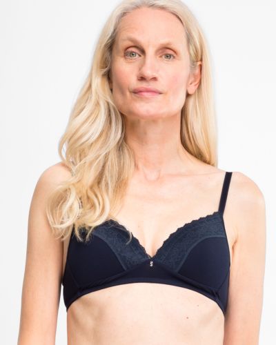 Model trägt Schalen BH Triangle in blueberry aus der Serie Smilla, Ansicht von vorne.