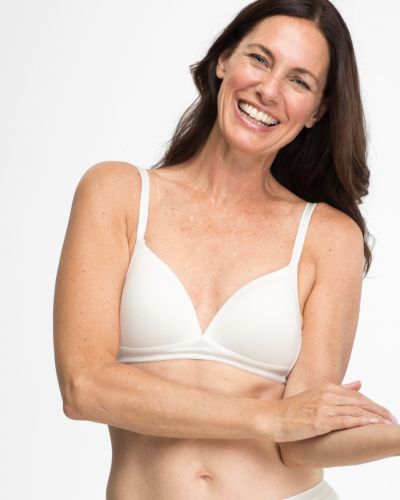 Model trägt Schalen BH Triangle in elfenbein aus der Serie Swenja, Ansicht von vorne.