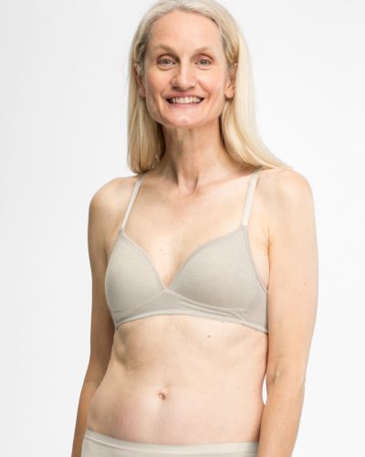 Model trägt Schalen BH Triangle in ginger mélé aus der Serie Swenja, Ansicht von vorne.