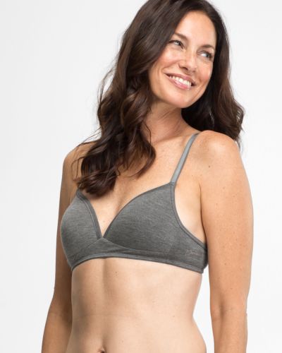 Model trägt Schalen BH Triangle in grau mélé aus der Serie Swenja, Ansicht von vorne.