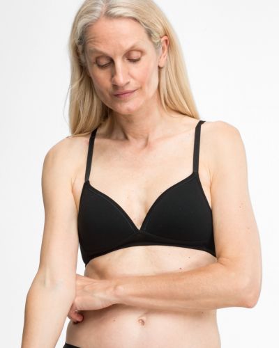 Model trägt Schalen BH Triangle in schwarz aus der Serie Swenja, Ansicht von vorne.