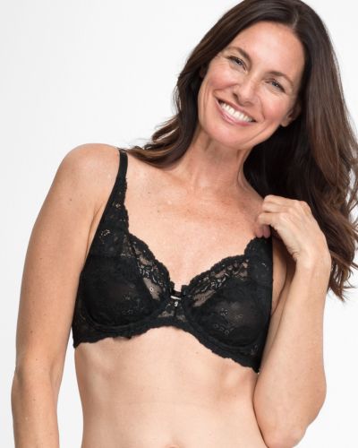 Model trägt Bügel BH in schwarz aus der Serie Severine, Ansicht von vorne.