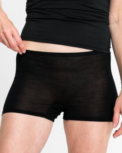 Model trägt Pant in schwarz aus der Serie Sanja, Ansicht von vorne.