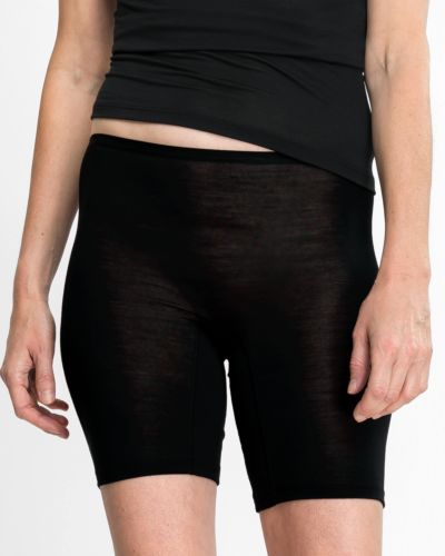 Model trägt Longpant in schwarz aus der Serie Sanja, Ansicht von vorne.