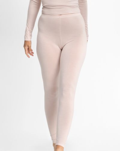 Model trägt Lange Hose in lychee wool aus der Serie Sanja, Ansicht von vorne.