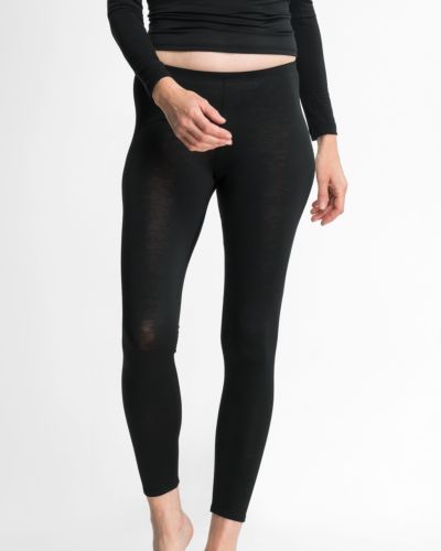 Model trägt Lange Hose in schwarz aus der Serie Sanja, Ansicht von vorne.
