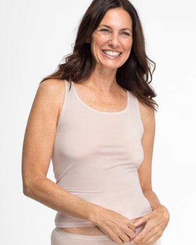 Model trägt Achselhemd in lychee wool aus der Serie Sanja, Ansicht von vorne.