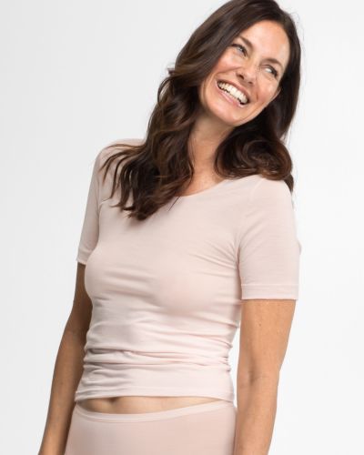 Model trägt Shirt 1/4 Arm in lychee wool aus der Serie Sanja, Ansicht von vorne.