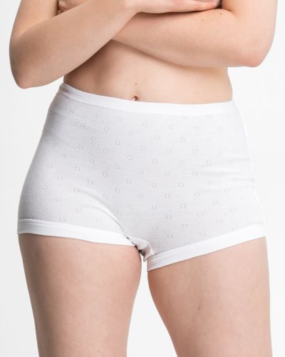 Model trägt Pagenschlüpfer in weiß aus der Serie Nina, Ansicht von vorne.