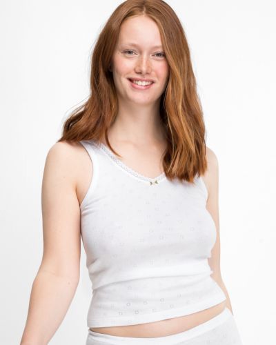 Model trägt Achselhemd in weiß aus der Serie Nina, Ansicht von vorne.