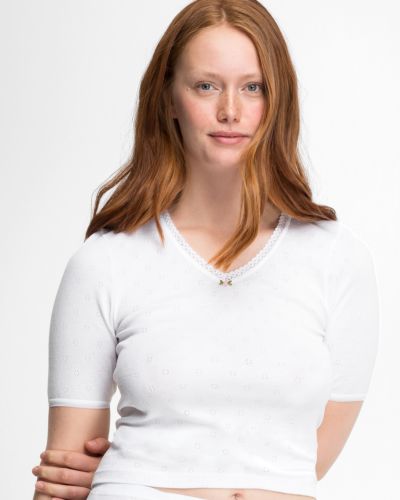 Model trägt Spencer 1/4 Arm in weiß aus der Serie Nina, Ansicht von vorne.