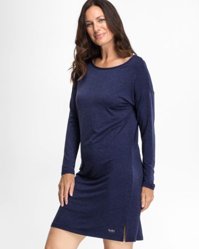 Model trägt Sleepshirt in blueberry mélé aus der Serie Stephanie, Ansicht von vorne.