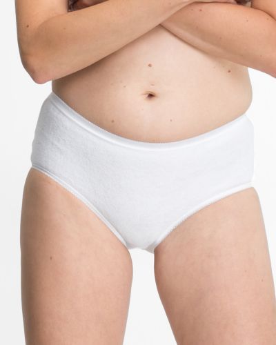 Model trägt Hüftslip in weiß aus der Serie Britta, Ansicht von vorne.