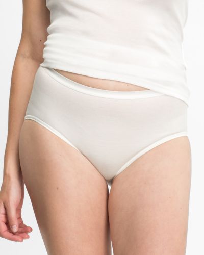 Model trägt Taillenslip in elfenbein aus der Serie Nele, Ansicht von vorne.