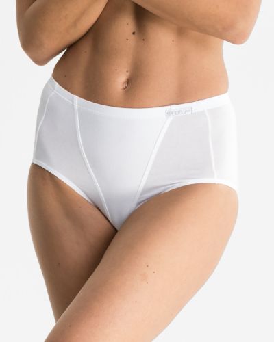 Model trägt Formslip in weiß aus der Serie Shape, Ansicht von vorne.