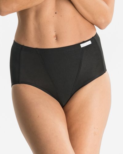 Model trägt Formslip in schwarz aus der Serie Shape, Ansicht von vorne.