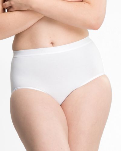 Model trägt Classic Slip in weiß aus der Serie Inshape Cotton, Ansicht von vorne.