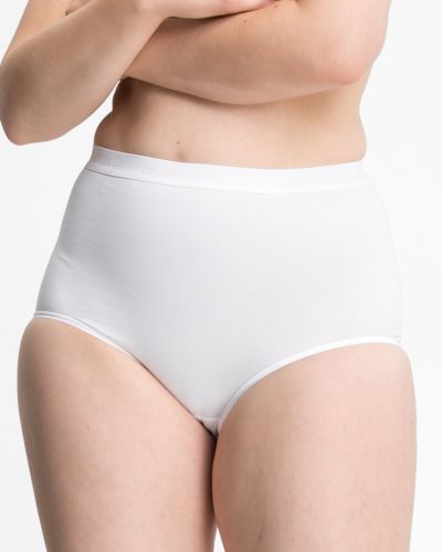 Model trägt High Waist Slip in weiß aus der Serie Inshape Cotton, Ansicht von vorne.
