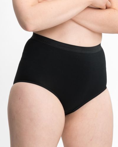 Model trägt High Waist Slip in schwarz aus der Serie Inshape Cotton, Ansicht von vorne.