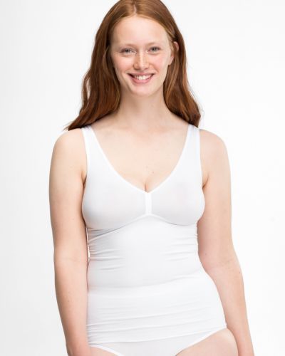 Model trägt BH Hemd gemoldet in weiß aus der Serie Inshape Cotton, Ansicht von vorne.