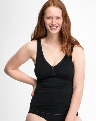 Model trägt BH Hemd gemoldet in schwarz aus der Serie Inshape Cotton, Ansicht von vorne.